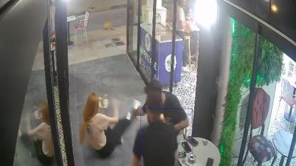 Dikkatsizliğiyle cam kapıya çarpan kadın personelin yere savrulduğu anlar kamerada