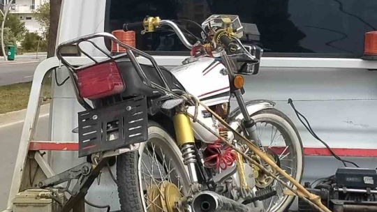 Ehliyetsiz ve plakasız motosiklet kullanan sürücüye 52 bin TL ceza