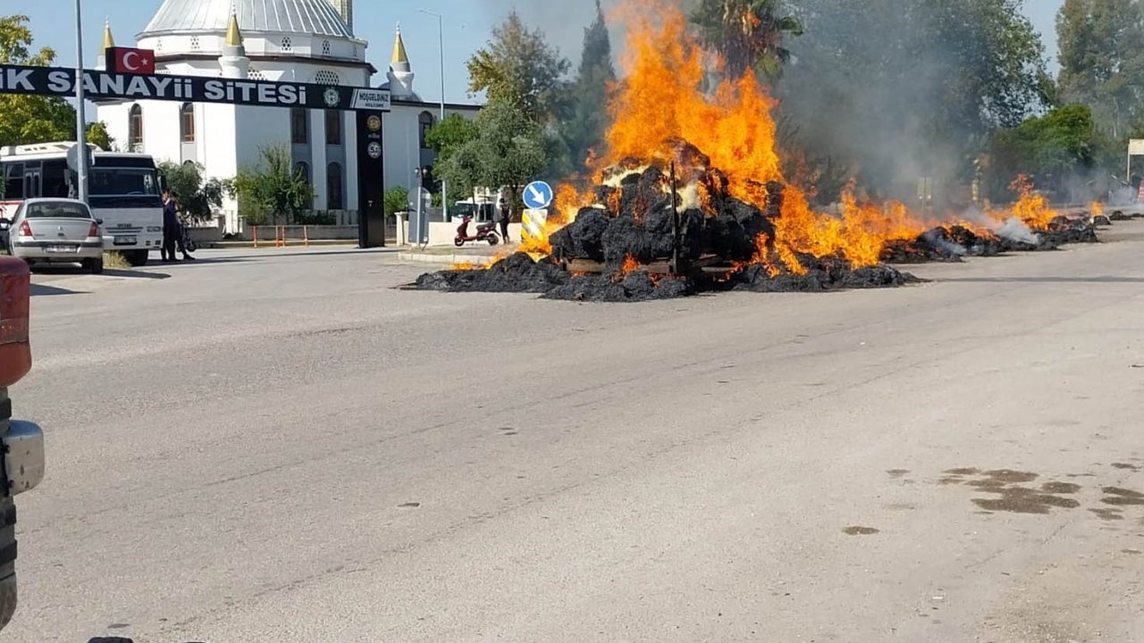 Elyaf yüklü traktör römorku yandı
