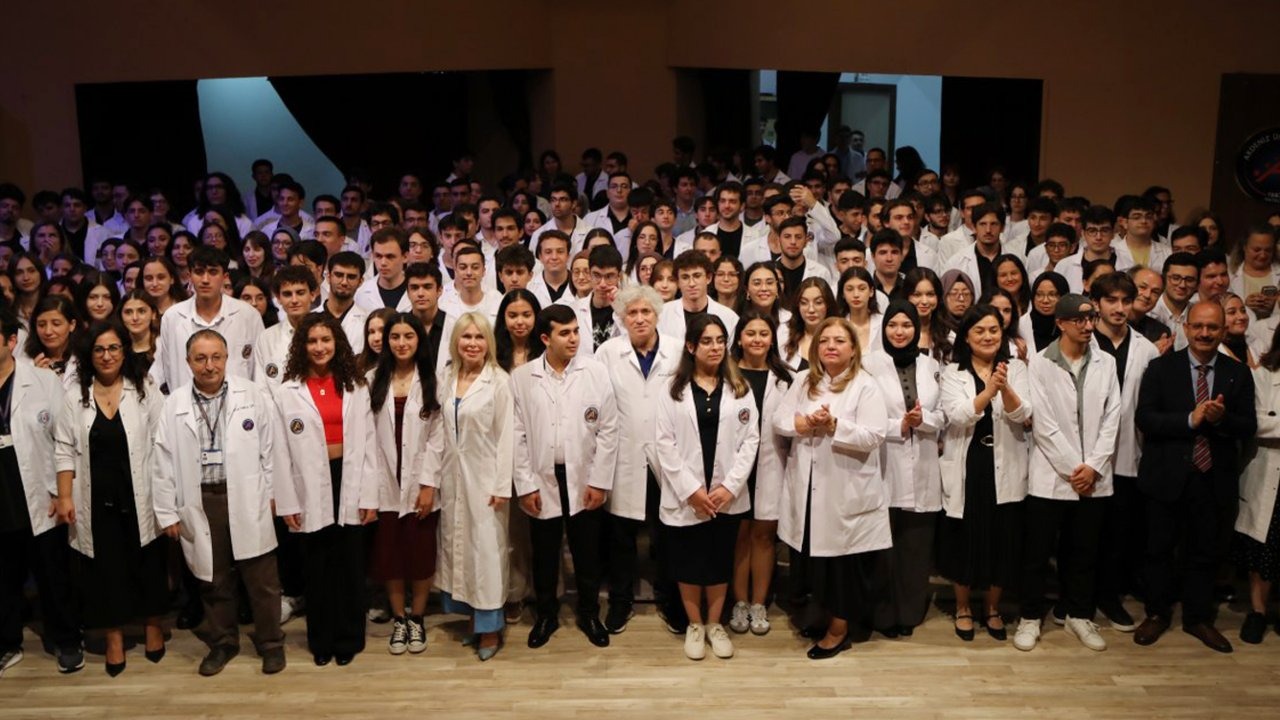 Genç hekim adayları beyaz önlüklerini giydi