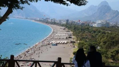 Hava sıcaklığı 28 derece ölçülen Antalya'da sahillerde hareketlilik yaşandı