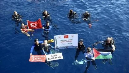 İletişim Başkanı Duran, milli sporcu Şahika Ercümen'i kutladı