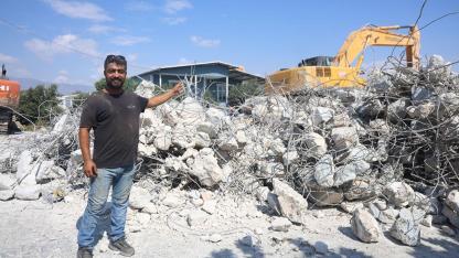 İş makinesiyle gelin arabasının önünü kesen operatör, bahşiş alınca yolu açtı