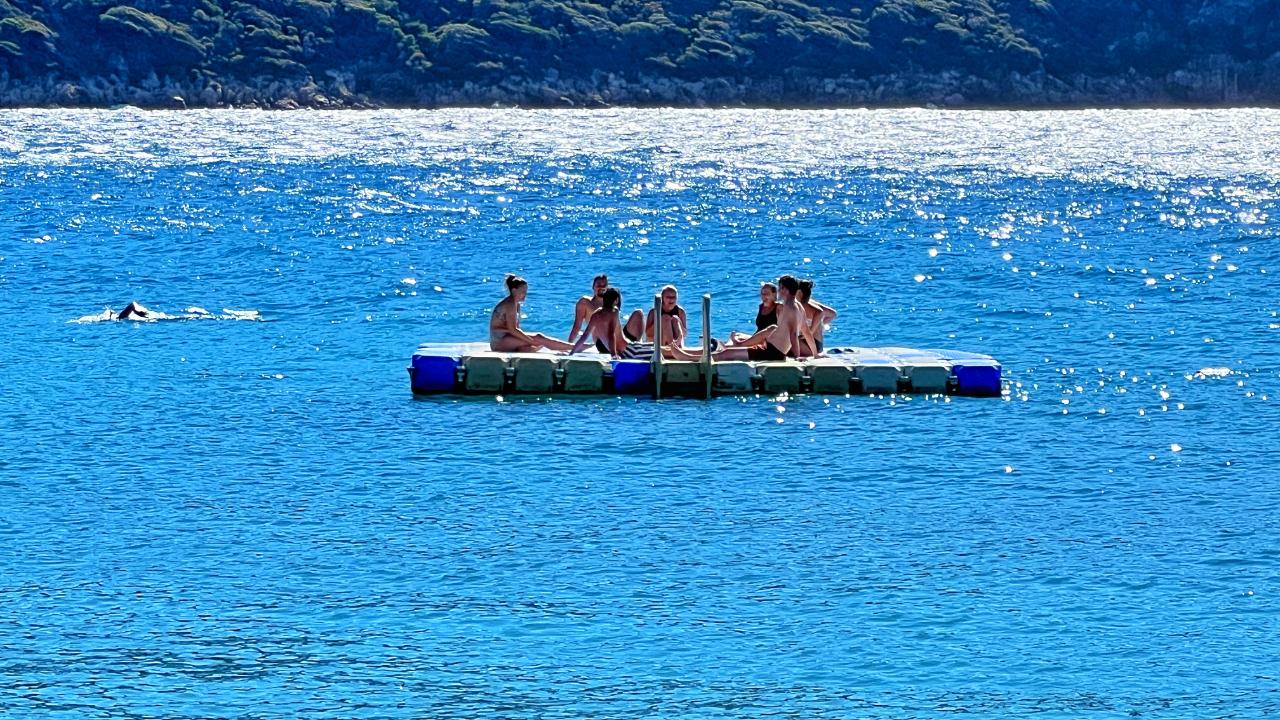 Kaş’ta bahar havası: Tatilciler denize akın etti