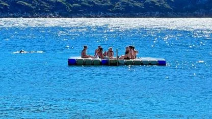 Kaş’ta bahar havası: Tatilciler denize akın etti