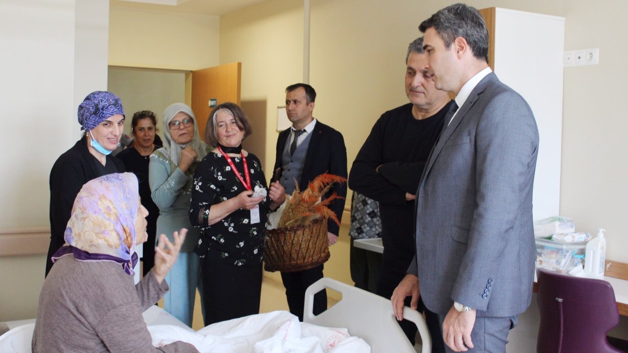 Kaymakam Kuruca, hasta ve yakınlarına keşkek dağıttı