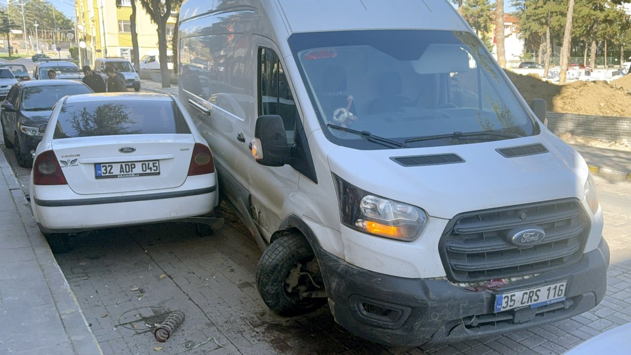 Kontrolden çıkan minibüs park halindeki 4 araca çarptı