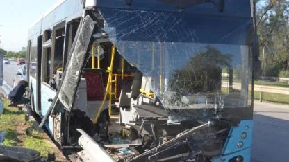 Konyaaltı’nda otobüs bariyerlere çarptı