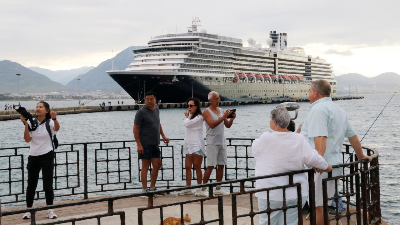 Kruvaziyerle 1878 turist Alanya&#039;ya geldi