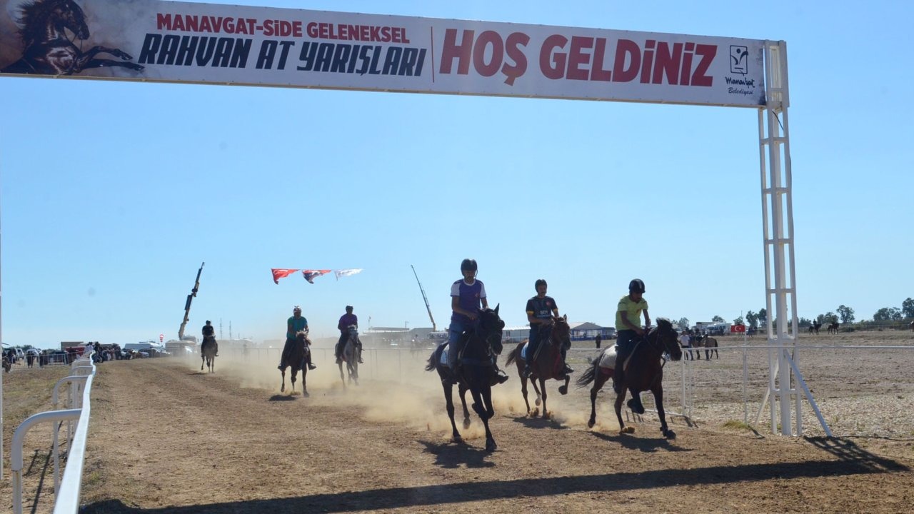 Manavgat- Side Geleneksel Rahvan At Yarışları yapıldı