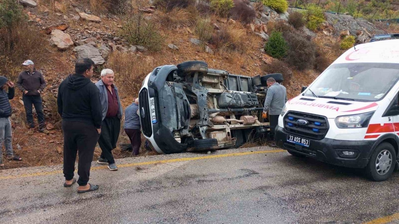 Mersin’de kamyonet devrildi: 3 yaralı