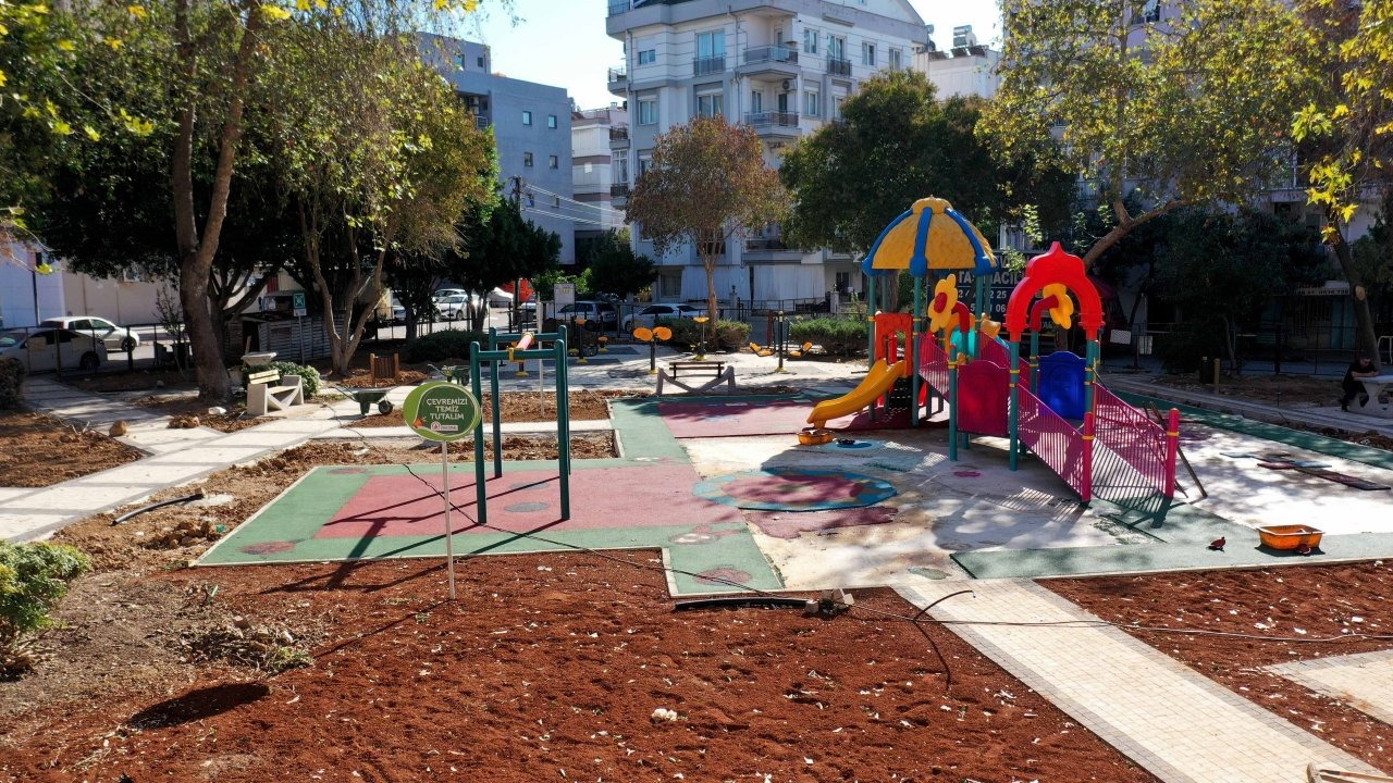Muratpaşa’nın parkları yenileniyor