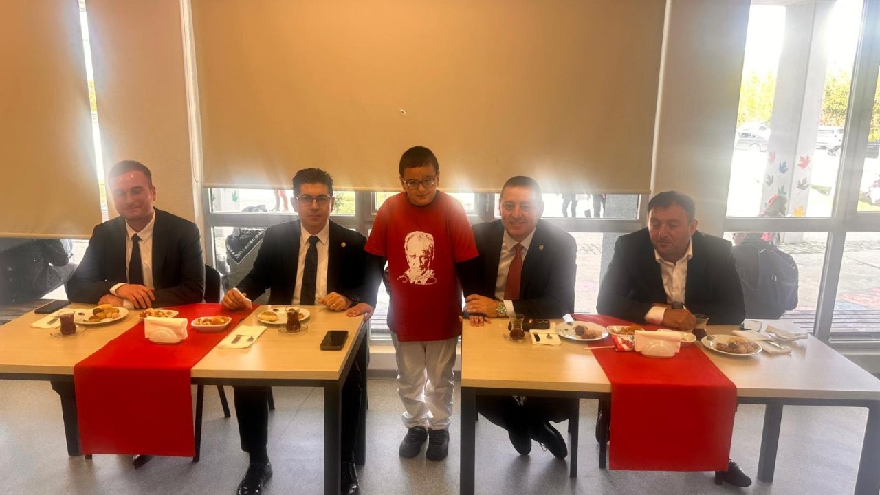 Okul başkanı Ahmet, seçim vaadini yerine getirip, milletvekilleri ile öğrencileri buluşturdu
