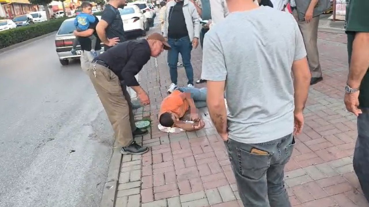 Otomobile çarpan motosiklet sürücüsü havada takla atıp yere düştü