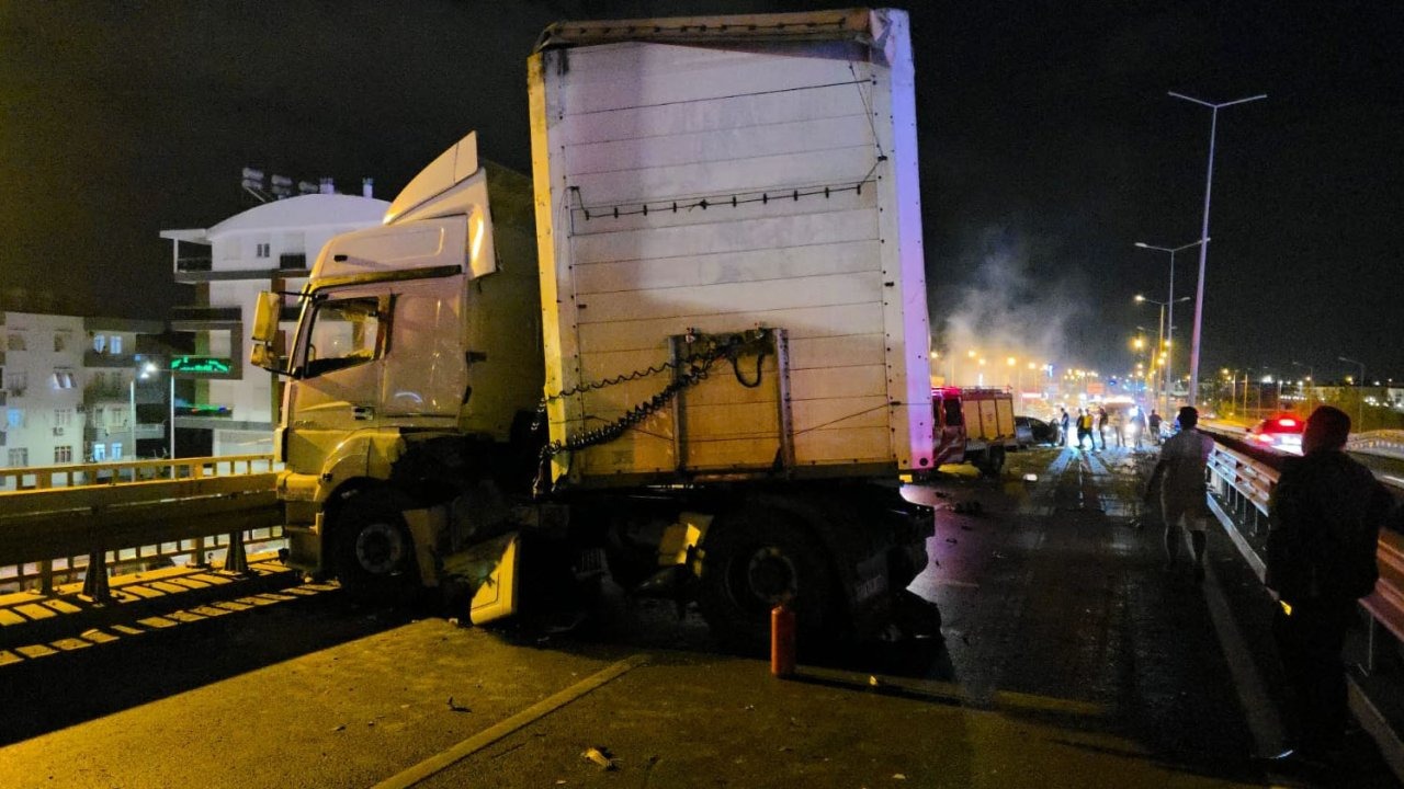 Otomobille çarpışan TIR sürücüsü yaralandı