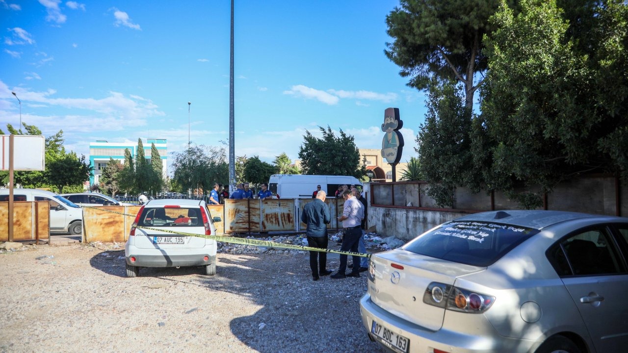 Otoparkta karşılaştığı husumetlisini bacağından vurdu