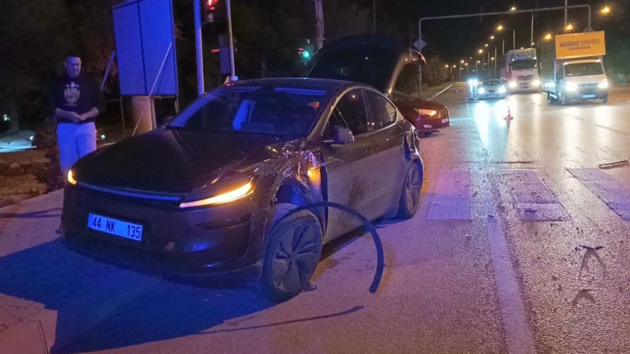 Polis, iki otomobile çarpıp kaçan kamyonet sürücüsünü arıyor