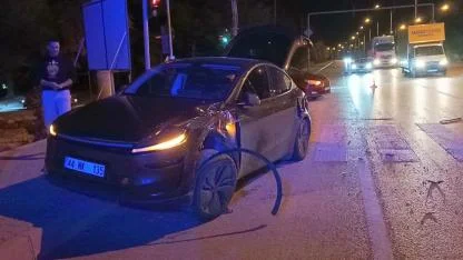 Polis, iki otomobile çarpıp kaçan kamyonet sürücüsünü arıyor