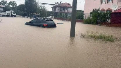 Şiddetli yağış sonrası araçlar su altında kaldı