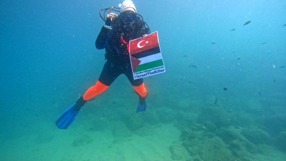 Su altında işaret diliyle Gazze eylemi