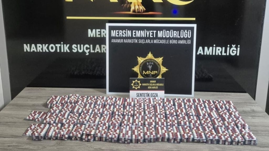 Takside arama yapan polis binlerce uyuşturucu hap ele geçirdi