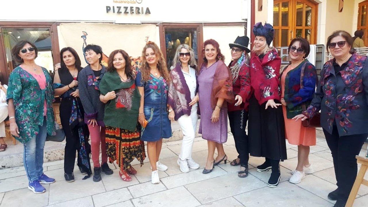 Tarihi kapıda keçe kıyafet defilesi