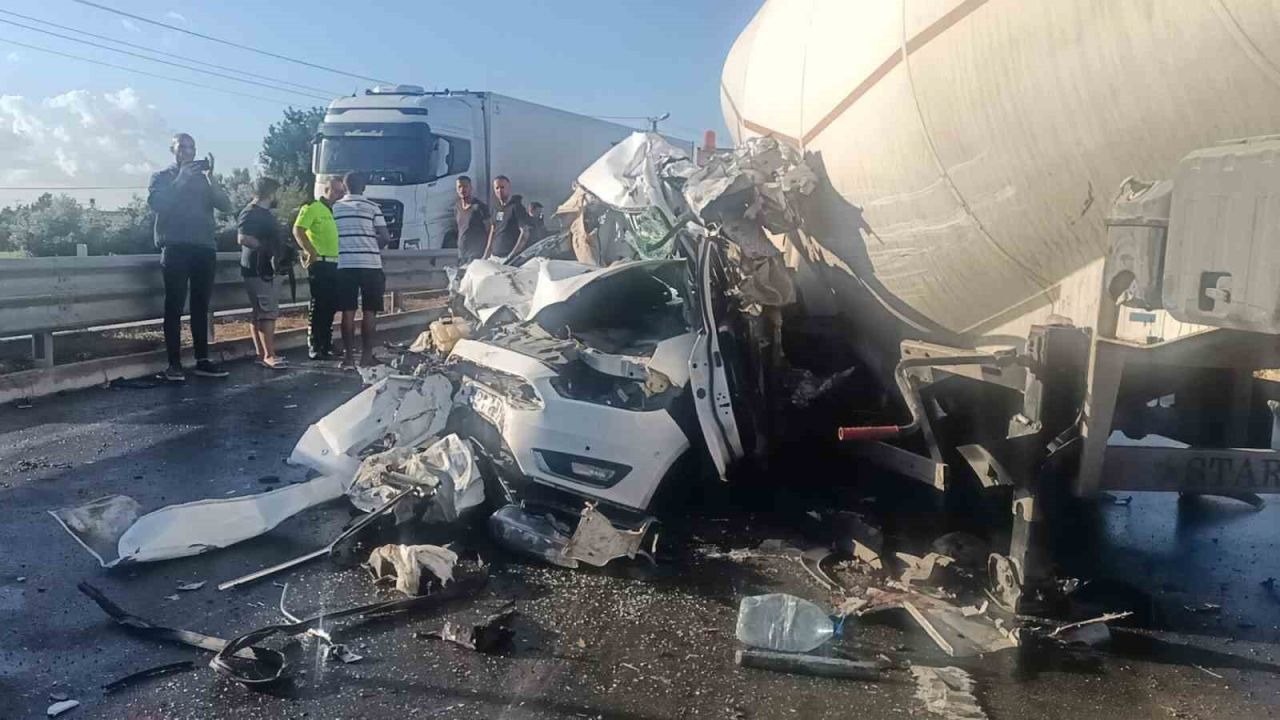 Tır otomobili ezdi, sürücü saniyelerle kurtuldu