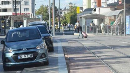 Tramvay yoluna park eden araçlar tehlike saçıyor