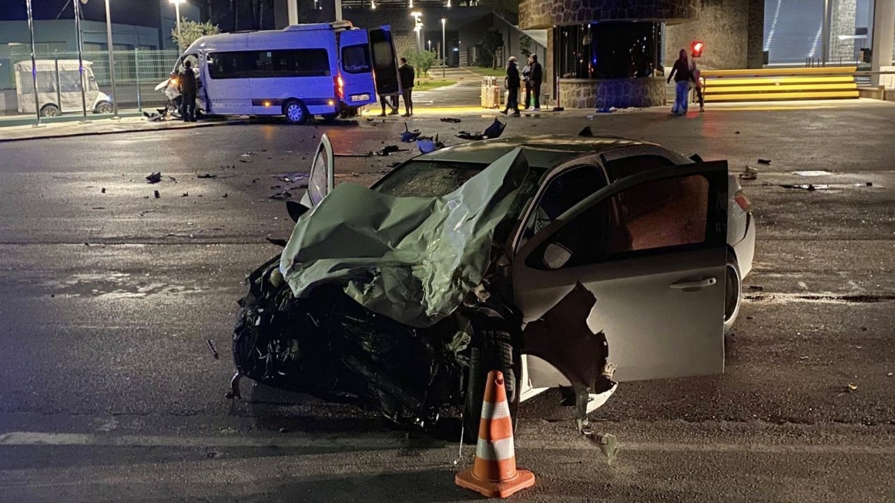 Tur minibüsüyle otomobil çarpıştı: 2 yaralı