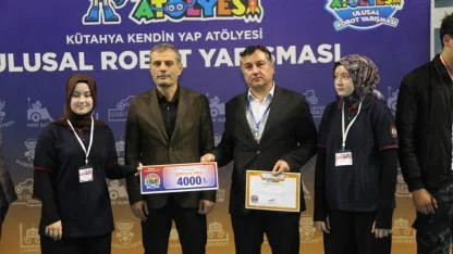 Ulusal Robot Yarışması'nda dereceye giren öğrenciler ödüllerini aldı