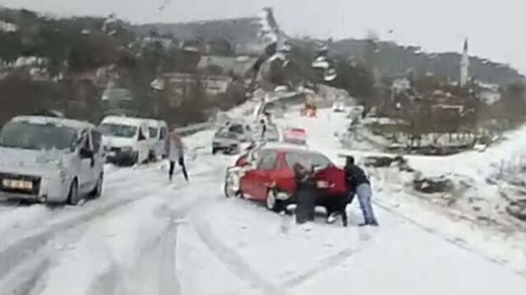 Yağar kar değil dolu!