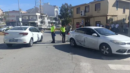 Manavgat’ta 2 otomobil kavşakta çarpıştı: 1 yaralı
