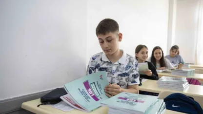 Mersin’de 5 bin öğrenciye ücretsiz kaynak kitap dağıtıldı