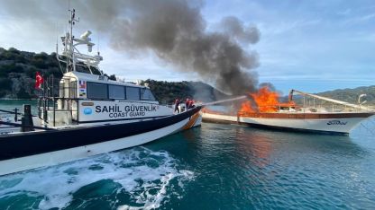 Demre’de ticari yat yandı