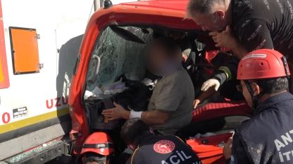 Kamyonet TIR'a çarptı: 3 yaralı