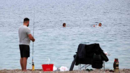 Antalya’da kasım ayında denize girmenin keyfini çıkardılar