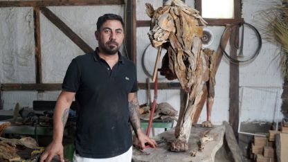 Öldürülen aslan 'Zeus'un ağaçtan heykelini yaptı