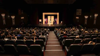 Mersin’in ’Eyvah Nadir’ oyunu İstanbul’da beğeni topladı