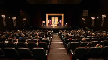 Mersin’in ’Eyvah Nadir’ oyunu İstanbul’da beğeni topladı