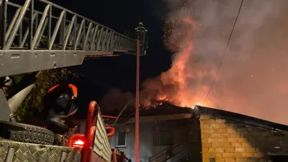 Ev ve ahır yangında küle döndü