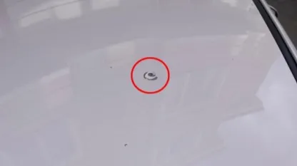 Yorgun mermi otomobilin tavanını deldi