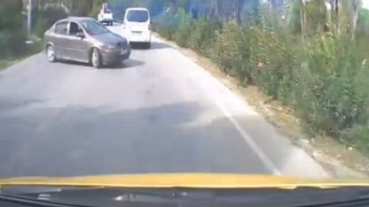 Otomobilin, ticari taksiye çarpma anı araç kamerasına yansıdı: 2 yaralı