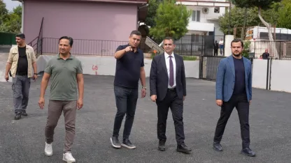 Okul bahçesi ve caddede asfalt çalışması