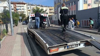 Okul önünde abartılı egzozla motosiklet süren ehliyetsiz çocuk sürücüye ceza yağdı