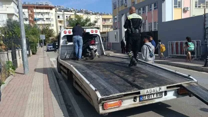 Okul önünde abartılı egzozla motosiklet süren ehliyetsiz çocuk sürücüye ceza yağdı