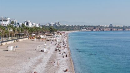 Konyaaltı Sahili'nde kasım ayında deniz keyfi