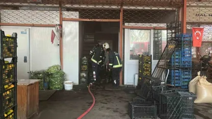 Antalya’da sebze ve meyve deposunda yangın