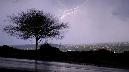 Antalya'da geceyi şimşekler aydınlattı