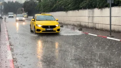Antalya'da sağanak, yerini fırtına ve doluya bıraktı
