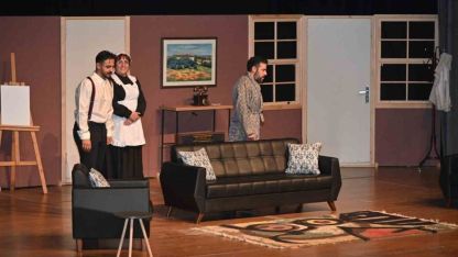 "Eyvah Yine Karıştı" adlı komedi oyunu ile perde açıldı